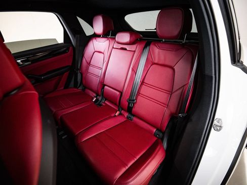 Certified 2023 Porsche Cayenne AWD/4WD image 24