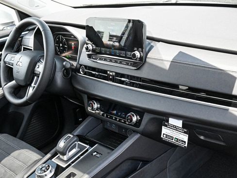 New 2024 Mitsubishi Outlander SE image 42