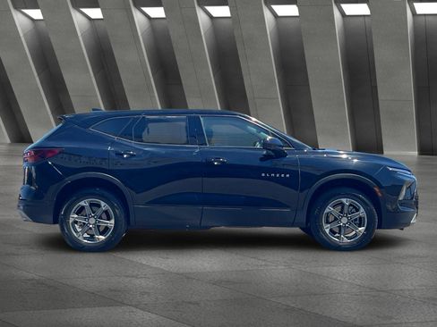 Used 2025 Chevrolet Blazer LT FWD image 3