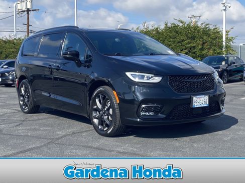 Used 2024 Chrysler Pacifica Limited w/ Uconnect Theater Family Group image 1