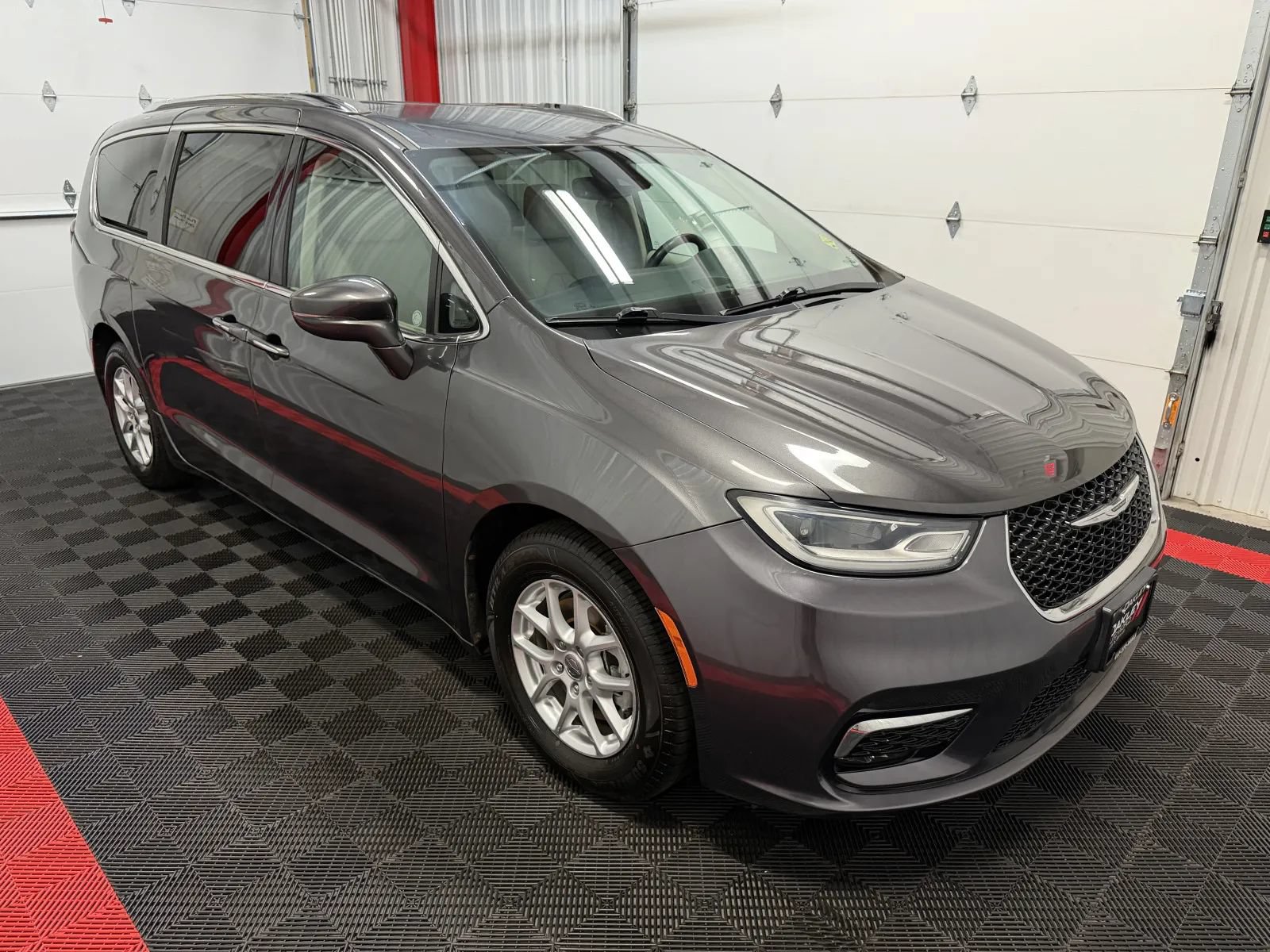 Used 2021 Chrysler Pacifica Touring-L FWD image 5