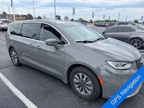 Used 2022 Chrysler Pacifica Touring-L w/ Uconnect Theater Family Group FWD image 3