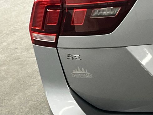 Used 2024 Volkswagen Tiguan SE w/ Panoramic Sunroof Package image 37