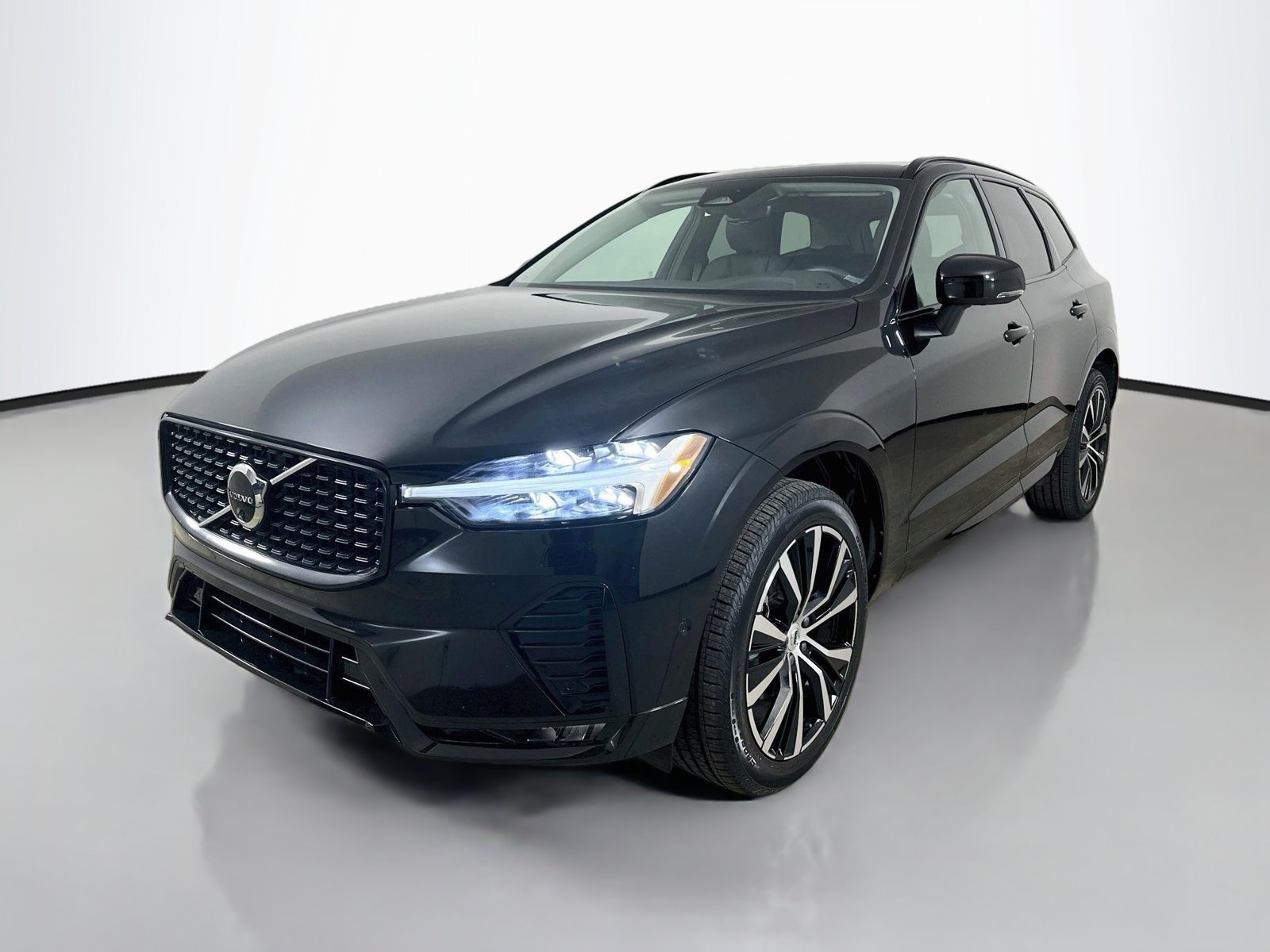 Used 2024 Volvo XC60 B5 Plus w/ Climate Package AWD/4WD image 1