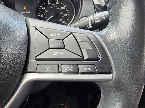 Used 2017 Nissan Rogue SV FWD image 13