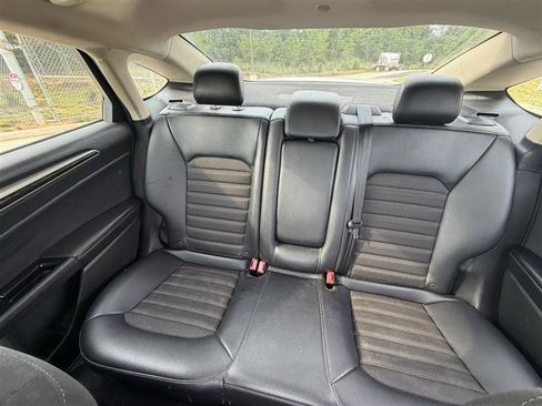 Used 2017 Ford Fusion SE w/ Equipment Group 601A FWD image 12