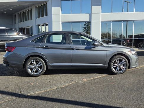 Used 2024 Volkswagen Jetta SE image 3