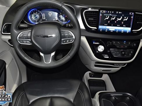 Certified 2024 Chrysler Pacifica Touring-L FWD image 24
