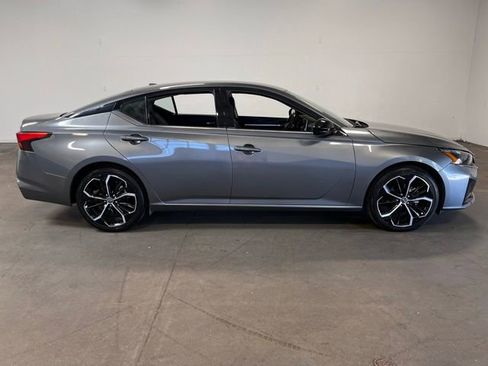Used 2023 Nissan Altima 2.5 SR FWD image 2