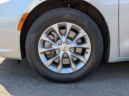 Used 2023 Chrysler Pacifica Touring-L AWD/4WD image 7