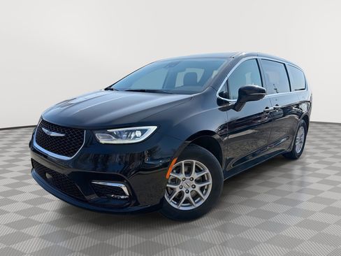 Used 2024 Chrysler Pacifica Touring-L FWD image 1