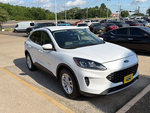 Used 2020 Ford Escape SE FWD image 1