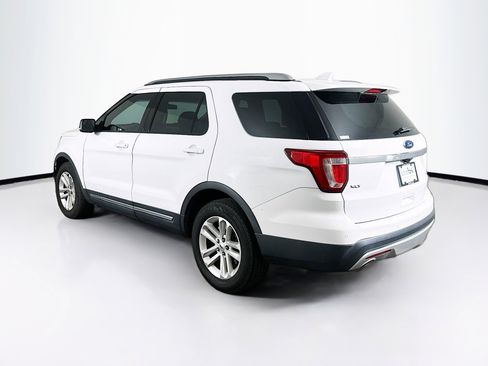 Used 2017 Ford Explorer XLT image 5