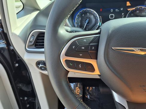 Used 2023 Chrysler Pacifica Touring-L image 19