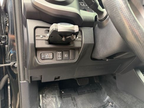 Used 2018 Toyota Tacoma TRD Off-Road AWD/4WD image 19