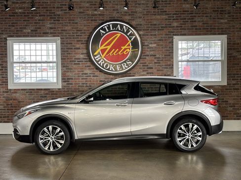 Used 2018 INFINITI QX30 Premium w/ Technology Package image 9