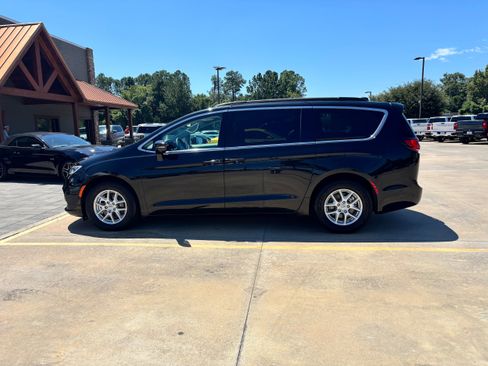 Used 2022 Chrysler Pacifica Touring-L w/ Uconnect Theater Family Group image 8