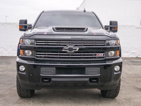 Used 2019 Chevrolet Silverado 2500 LT w/ Midnight Edition AWD/4WD image 2