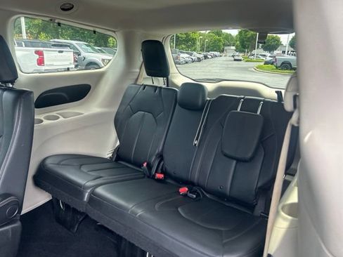 Used 2020 Chrysler Pacifica Touring-L FWD image 18