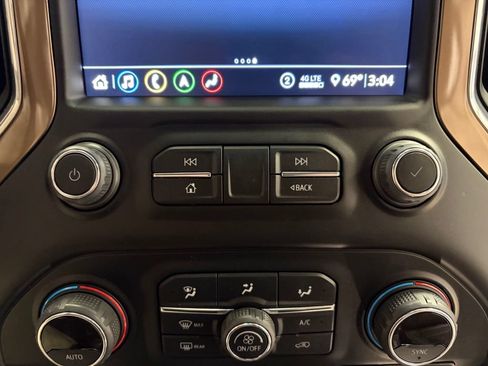Used 2020 Chevrolet Silverado 2500 High Country w/ Z71 Off-Road Package AWD/4WD image 17