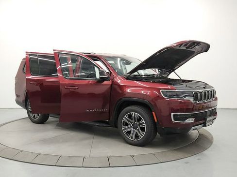 Used 2024 Jeep Wagoneer L Series II w/ Flexible Seating Group AWD/4WD image 9