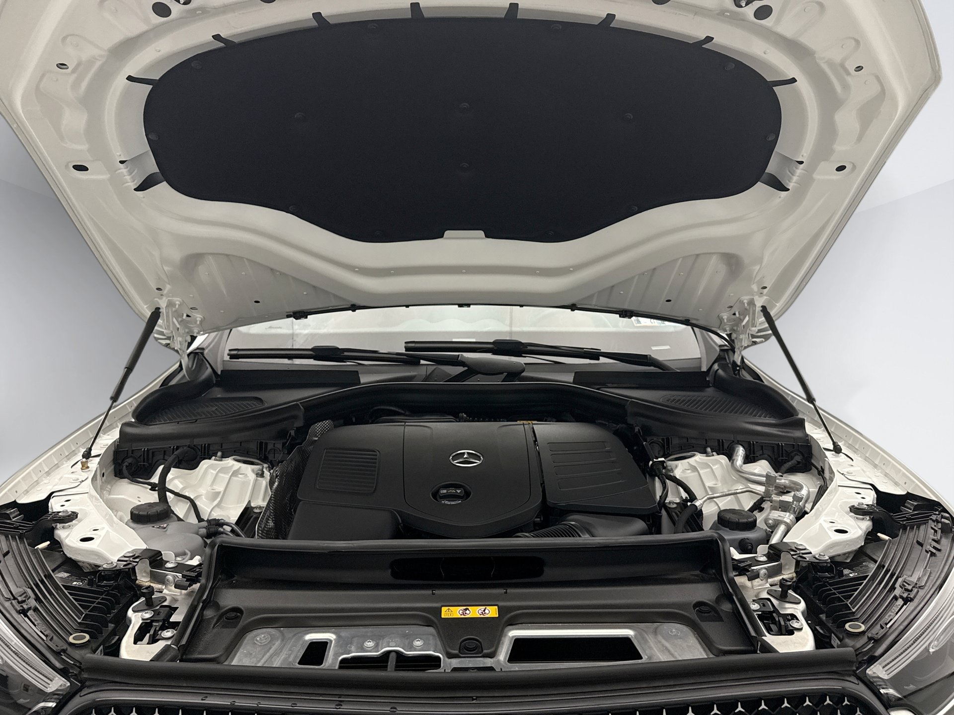 Used 2025 Mercedes-Benz GLC 300 4MATIC image 29