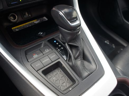Used 2019 Toyota RAV4 Limited w/ Advanced Technology Package FWD image 13