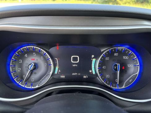 Used 2024 Chrysler Pacifica Touring-L FWD image 26