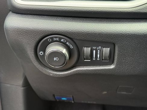 Used 2025 Chrysler Pacifica Select FWD image 13