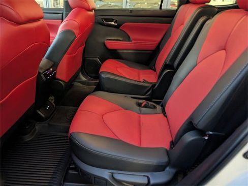 Used 2024 Toyota Highlander FWD image 25