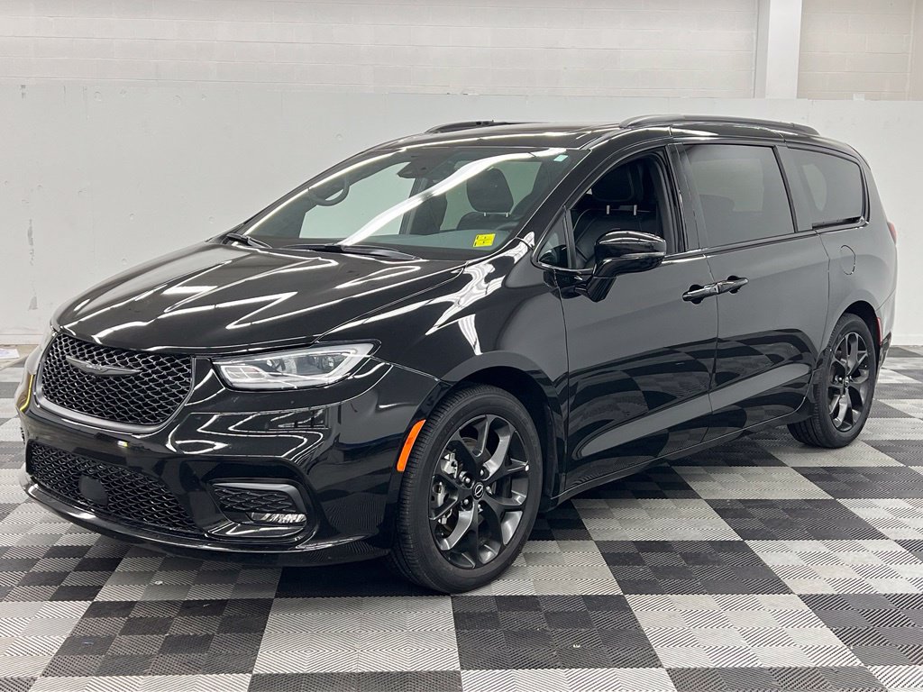 Used 2025 Chrysler Pacifica Limited FWD image 3