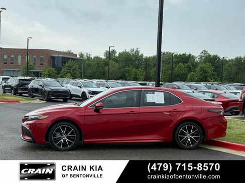 Used 2023 Toyota Camry SE w/ Convenience Package FWD image 4