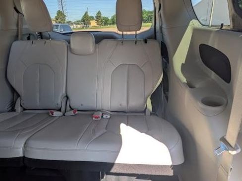 Used 2021 Chrysler Pacifica Touring-L AWD/4WD image 9