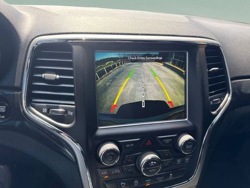 Used 2018 Jeep Grand Cherokee Laredo RWD image 14