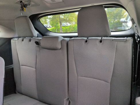 Used 2025 Toyota Highlander LE FWD image 13