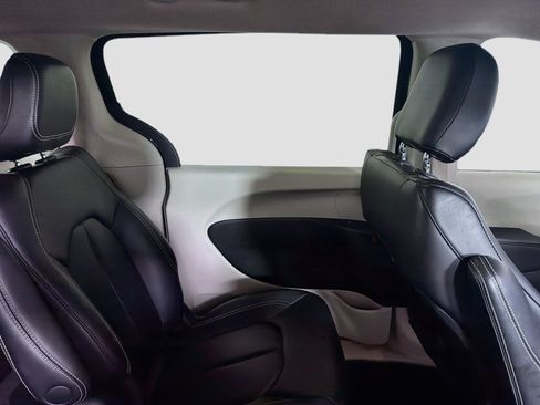 Used 2023 Chrysler Pacifica Touring-L FWD image 32