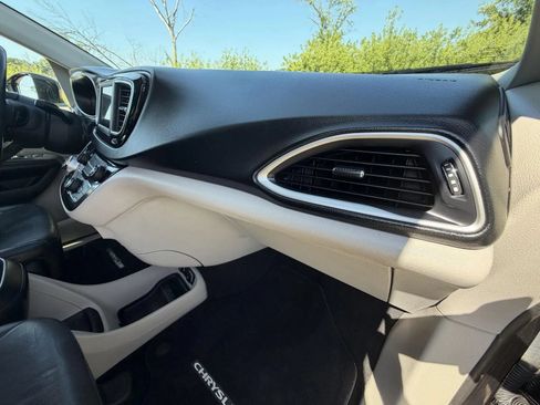 Used 2018 Chrysler Pacifica Touring-L w/ Tire & Wheel Group FWD image 13