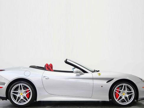 Used 2017 Ferrari California T RWD image 2