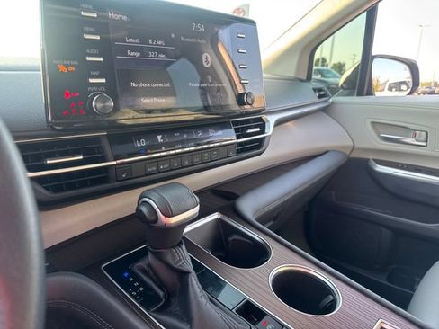 Used 2022 Toyota Sienna XLE FWD image 21