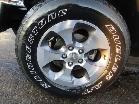 Used 2017 Jeep Wrangler Unlimited Sahara w/ Connectivity Group image 32