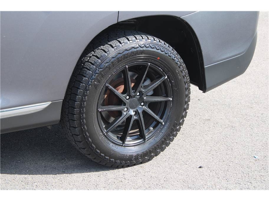 Used 2012 Toyota Highlander 4WD w/ Tech Pkg image 6