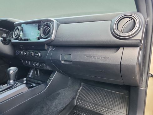 Used 2020 Toyota Tacoma TRD Off-Road AWD/4WD image 20