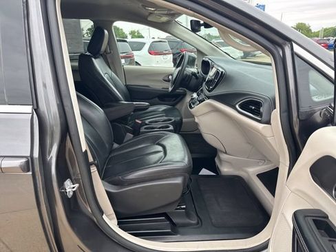 Used 2022 Chrysler Pacifica Touring-L FWD image 25