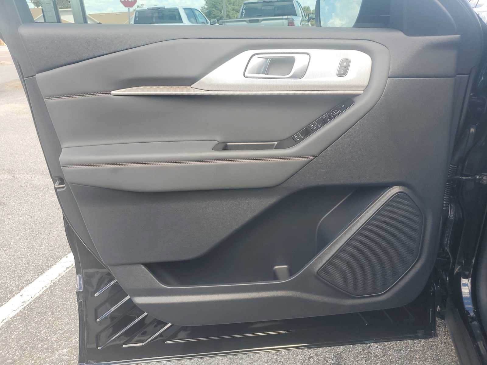 Used 2025 Ford Explorer Active RWD image 24