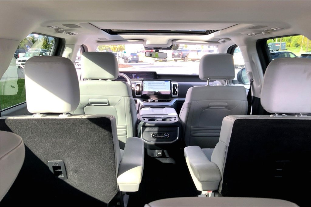 Used 2025 Ford Expedition Max Platinum w/ Driver's Package AWD/4WD image 6