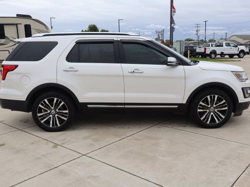 Used 2017 Ford Explorer Platinum AWD/4WD image 4