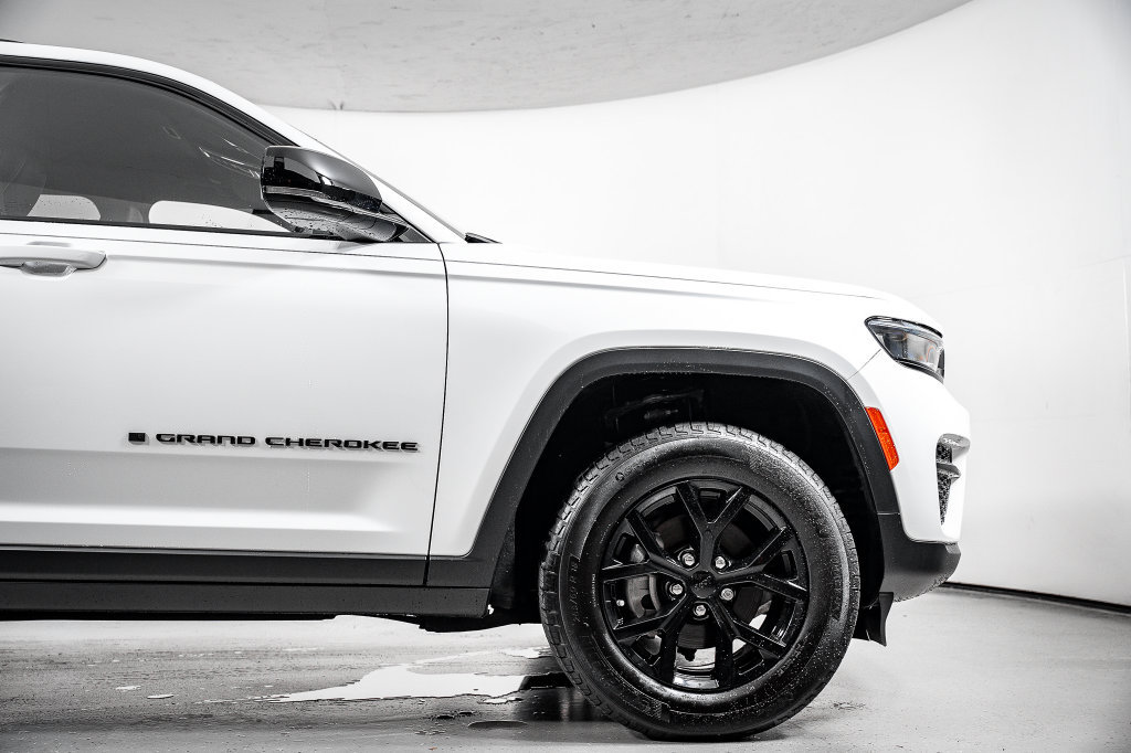 Used 2025 Jeep Grand Cherokee Altitude w/ Trailer Tow Package RWD image 4