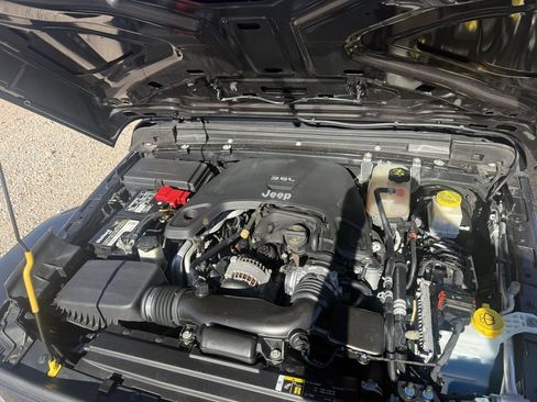 Used 2020 Jeep Gladiator Overland AWD/4WD image 28