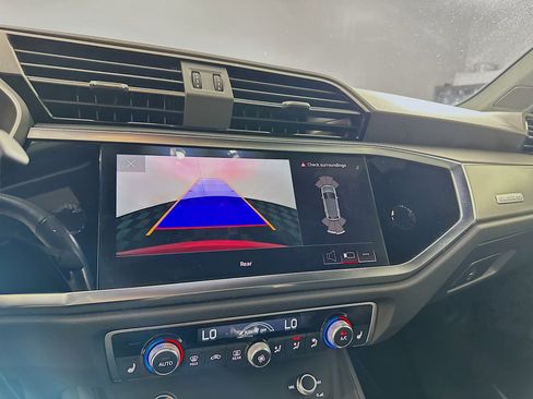 Used 2024 Audi Q3 2.0T Premium image 22