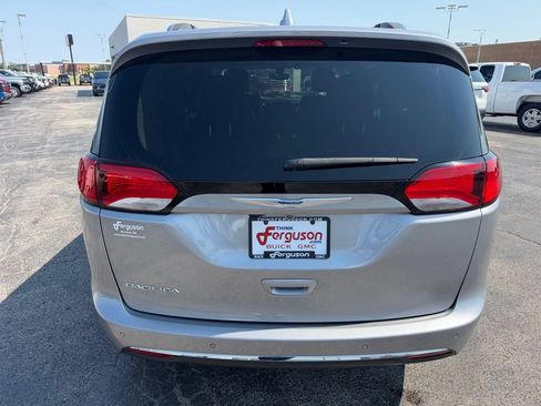 Used 2018 Chrysler Pacifica Touring-L w/ Tire & Wheel Group FWD image 15